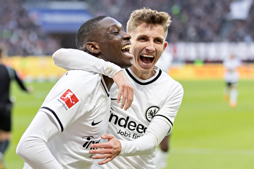 Transfergerüchte: Stuttgart will Ex-Bayern-Verteidiger – SGE-Stürmer heiß begehrt